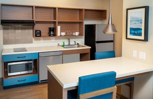 Las Vegas Hotel | Candlewood Suites - Las Vegas - E Tropicana by IHG