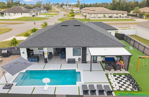 Burnt Store House | Cape Coral Heated Pool Home Sleeps 10 Game Room & Family Friendly