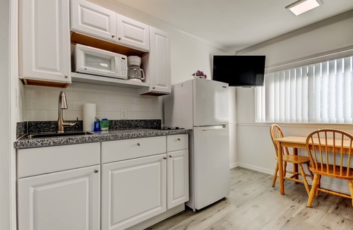 Sunset Reef Hotel | 🌞Carousel Suites #6 - Updated Studio steps to the beach- Perfect for a Relaxing Getaway!
