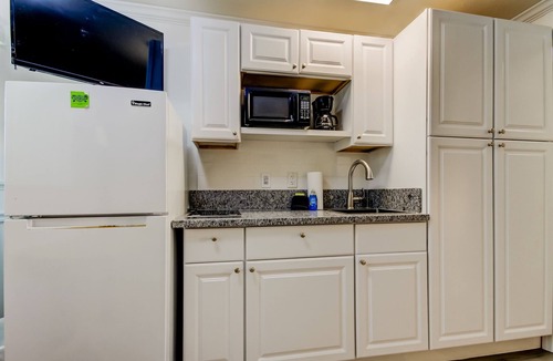 Sunset Reef Hotel | ⛵Carousel Suites #8- Renovated Studio steps to the beach - The Perfect Getaway!