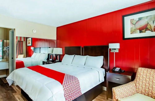 Ridgeland Hotel | Carpeted Room w/Flat-Screen TV + Microwave for Relaxing Stay