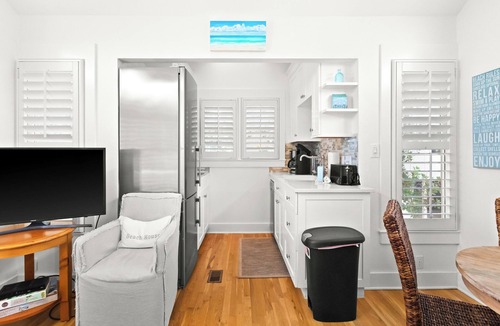 Seaside House | Carriage House 100 Yards to Beach. With Full Kitchen, Laundry, and Parking