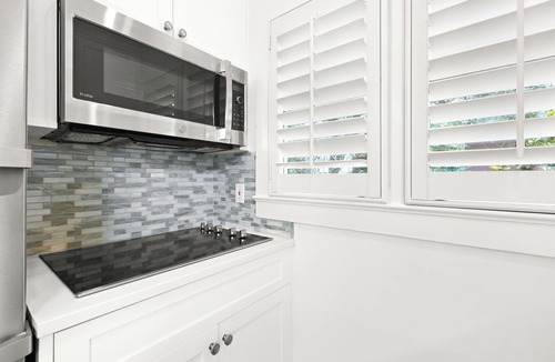 Seaside House | Carriage House 100 Yards to Beach. With Full Kitchen, Laundry, and Parking