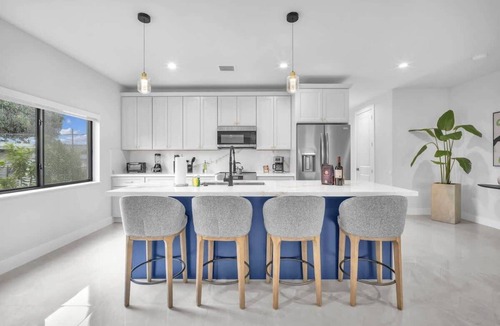 West Little Havana House | Casa Bella l Sleeps 10 l Near Freedom Park & MIA