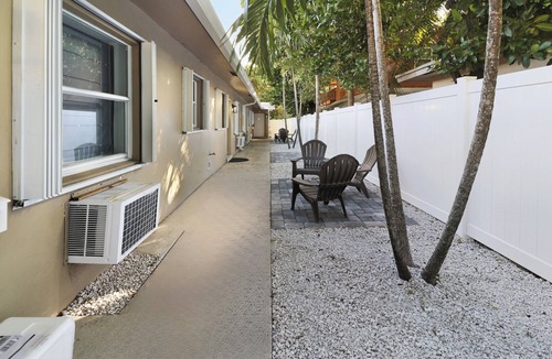 Croissant Park Apartment | Casa Vista: A stunning 2-BR 1-Bath with amenities in delightful Ft Lauderdale