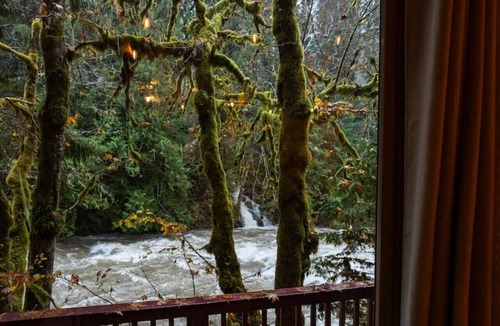 Marblemount Cabin | Cascade River Cabin-riverfront, wood-fired hot tub