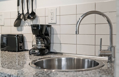 Brookwood Apartment | (CCI) Great Value, Serviced Studio in Quiet Neighborhood