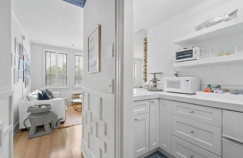 Palm Beach Apartment | center PalmBch/1BR King/poolview/free parking/private Wi-Fi/walkable
