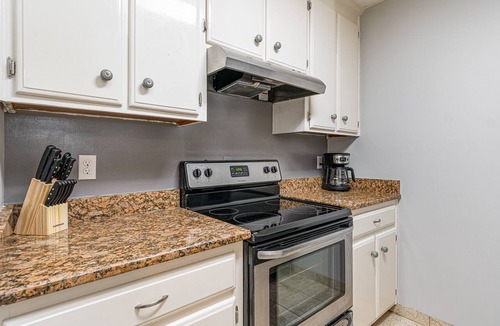 Hampton Condo | Central and Chic Hampton Condo! 2 br 2 ba W/D +WIFI! Dog Friendly