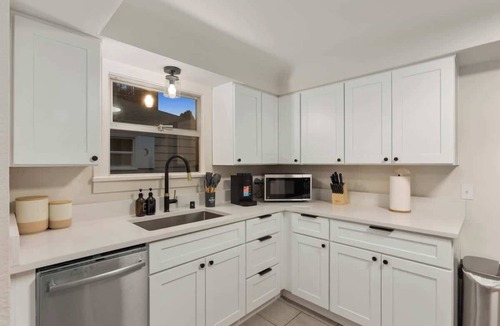 Crown Hill House | Centrally Located Bungalow | Green Lake & Parking