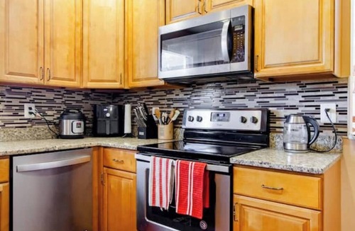 Lanham House | Charming 1-bedroom townhome in Lanham with AC