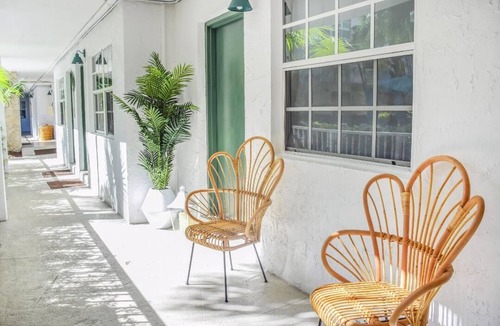Key Biscayne House | Charming 1-bedroom in Key Biscayne with Pool close to the Beach -