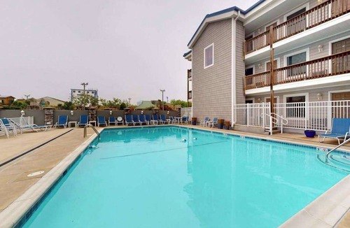Caine Woods Condo | Charming 1st-floor condo w/community pool & furnished patio - walk to the beach