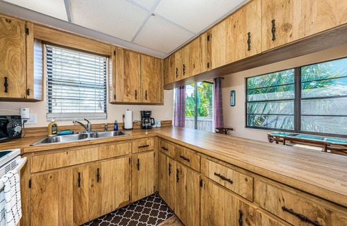 Indian Rocks Beach Apartment | Charming 2 bedroom beach Apt walk to the beach