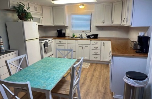 Jacarandas House | Charming 2-bedroom mobile home with WiFi, AC in North Fort Myers