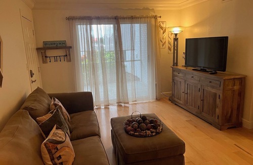 Coquina Sands Condo | Charming 2-bedroom 1st floor condo in desirable Olde Naples. Walk to Beach.