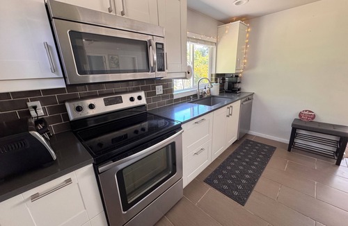 Seattle Metro Area House | Charming 2-bedroom bungalow in welcoming Burien