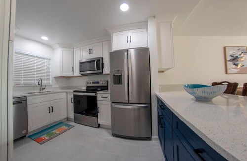 Truckland Condo | Charming 2-bedroom condo near beaches with WiFi, AC in delightful Fort Myers