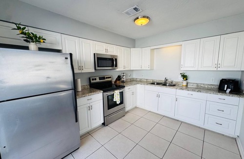 Southgate House | Charming 2-bedroom house with AC in sunny Sarasota closet to Siesta Key.3711