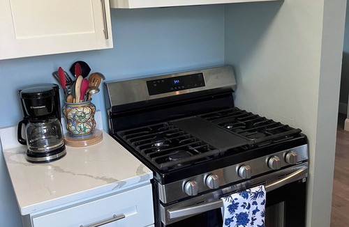 Crafton House | Charming 2-bedroom house in Crafton with WiFi and central air