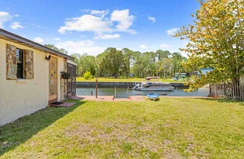 Weeki Wachee Gardens House | Charming 2-bedroom house in superb weeki wachee with WiFi, AC