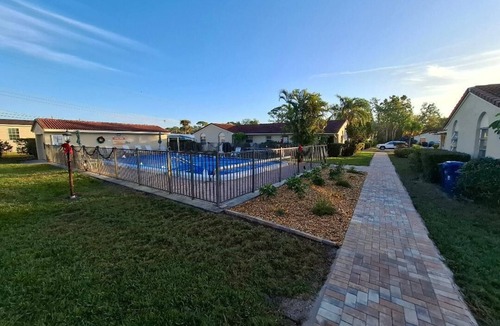 Gulf Gate Estates House | Charming 2bd 2ba, very green, 3 min drive to SiestaKey, 55+community, nice pool.
