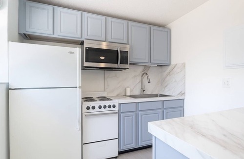 Riverside Park Apartment | Charming 2BR Apt Getaway w/Patio, BBQ + Parking