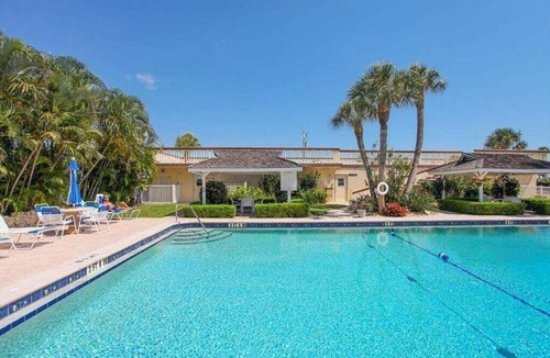 Longboat Key Condo | Charming 2BR ground floor condo in Beach Harbor Club on Longboat Key - Sea Ya