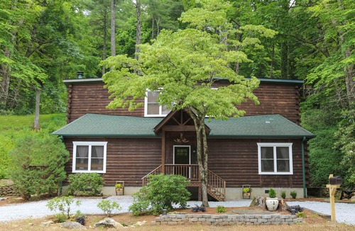 Mirror Lake Cottage | Charming 2BR Highlands Cottage with Cozy Fireplace, 3 Min to Main St & Dry Falls