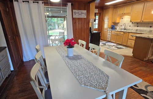 Chassahowitzka House | Charming 3/2 house with AC in Homosassa, Chaz. Across from the Chaz river.