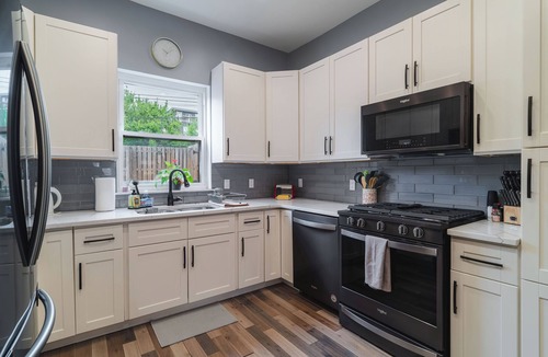 Lower Lawrenceville House | Charming 3-bedroom house in Pittsburgh with Skyline Views & Putting Green