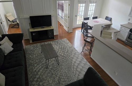 Dulles Town Center House | Charming 4-bedroom townhome 8 min to Airport 20 min to DC Pet friendly sleeps 14