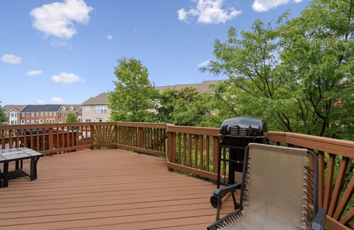 Dulles Town Center House | Charming 4-bedroom townhome 8 min to Airport 20 min to DC Pet friendly sleeps 14