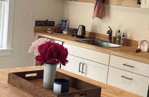 Tenants Harbor Apartment | Charming Apartment Retreat Overlooking the Water. Gallery next door!