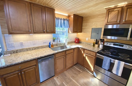 Tranquil Harbour House | Charming Beach Bungalow: 9 min walk to the Beach