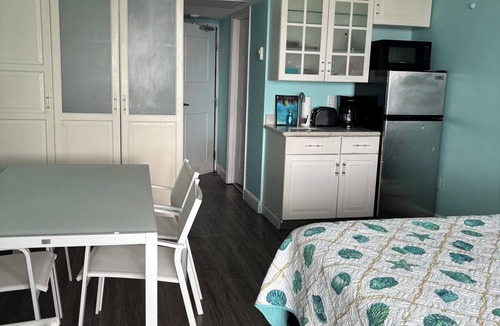 Bermuda Riviera Bed & Breakfast | Charming boutique Hotel Room bed & breakfast in beautiful Fort Lauderdale