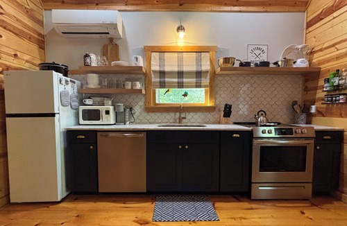 Murphy Cabin | Charming Cabin Retreat - S’mores, Fire Pit, Nearby Attractions & EV Charger
