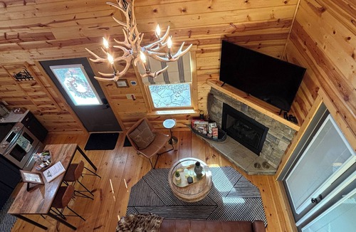 Murphy Cabin | Charming Cabin Retreat - S’mores, Fire Pit, Nearby Attractions & EV Charger