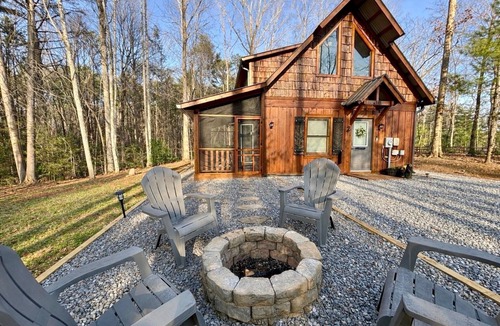Murphy Cabin | Charming Cabin Retreat - S’mores, Fire Pit, Nearby Attractions & EV Charger