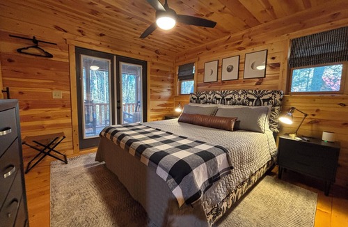 Murphy Cabin | Charming Cabin Retreat - S’mores, Fire Pit, Nearby Attractions & EV Charger