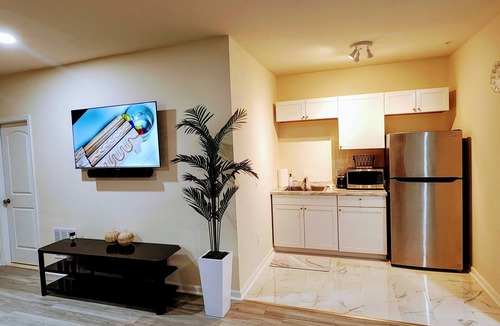 Glenarden House | Charming & cozi Basement in a Family-Friendly Lanham Neighborhood, MD.