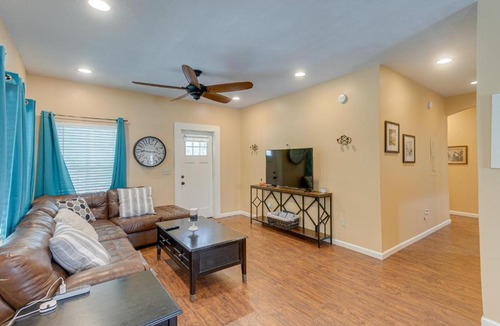 Darien House | Charming Darien Hideaway w/Porch, Near Downtown!