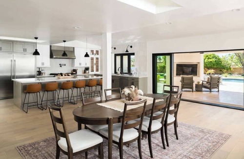 La Tierra Estates House | Charming Desert Retreat w/pickle-ball, gym,