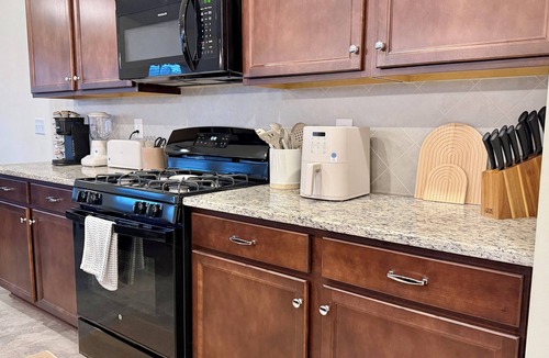 Clayton House | Charming Farmhouse Stay w/Double Garage 3BR/3BA