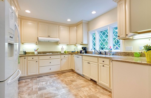 Flushing Township Cottage | Charming Flushing Cottage w/Deck + Spacious Yard!