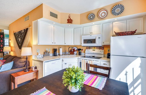 Green Valley House | Charming Green Valley Townhome w/Community Pool!