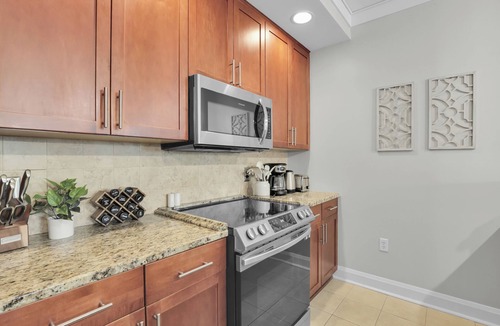 Old West Broad Neighborhood Apartment | Charming Historic District 3BR | The Juliette