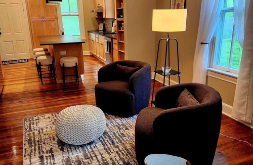 Rohrersville House | Charming Historic Victorian 4 bedroom guesthouse in Rohrersville with WiFi, AC
