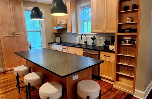 Rohrersville House | Charming Historic Victorian 4 bedroom guesthouse in Rohrersville with WiFi, AC