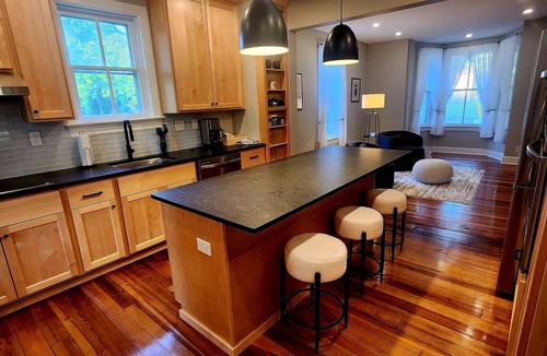 Rohrersville House | Charming Historic Victorian 4 bedroom guesthouse in Rohrersville with WiFi, AC